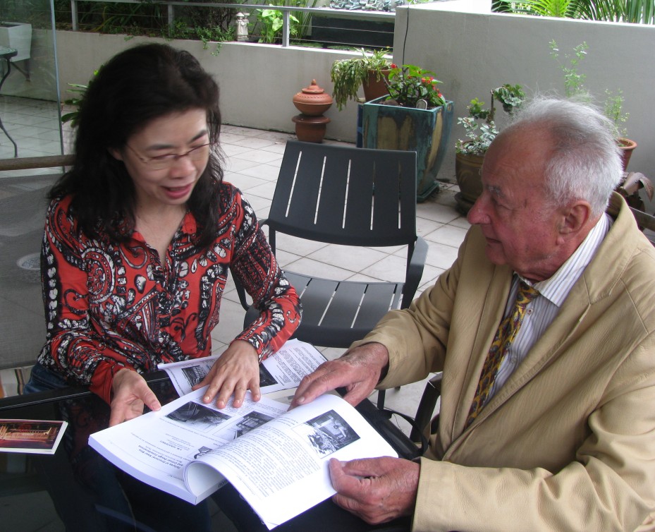 丁雪梅副校长和 Victor M Ignatenko 回顾历史